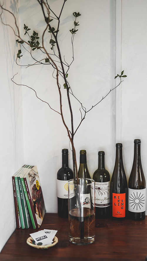 ワインボトルと植物が飾られたオシャレなお店の玄関