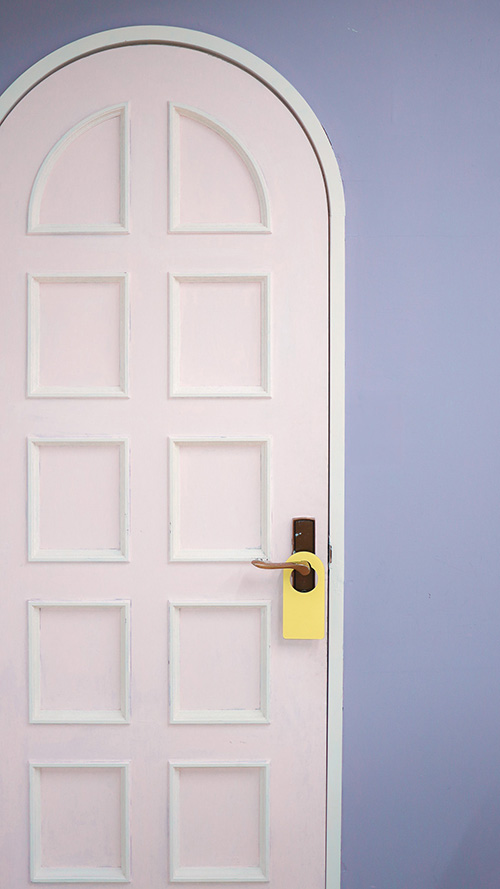 完全無料の大人おしゃれな待ち受け・スマホ壁紙：海外のカラフルな家にあるパープルの壁とパステルピンクのドア