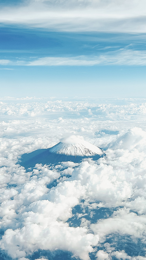 完全無料の大人おしゃれな待ち受け・スマホ壁紙：飛行機の窓から見た、いっぱいの雲に囲まれた富士山