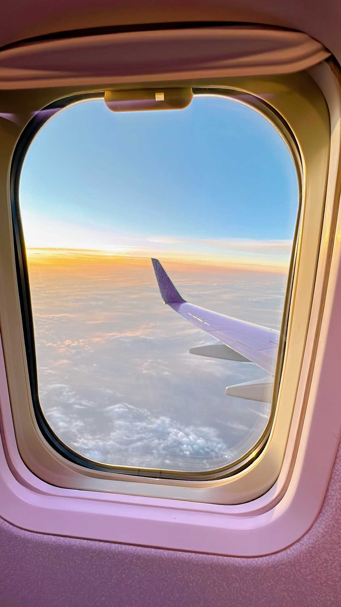 完全無料の大人おしゃれな待ち受け・スマホ壁紙：海外旅行の帰りに、飛行機の窓から見たエモイ夕焼け