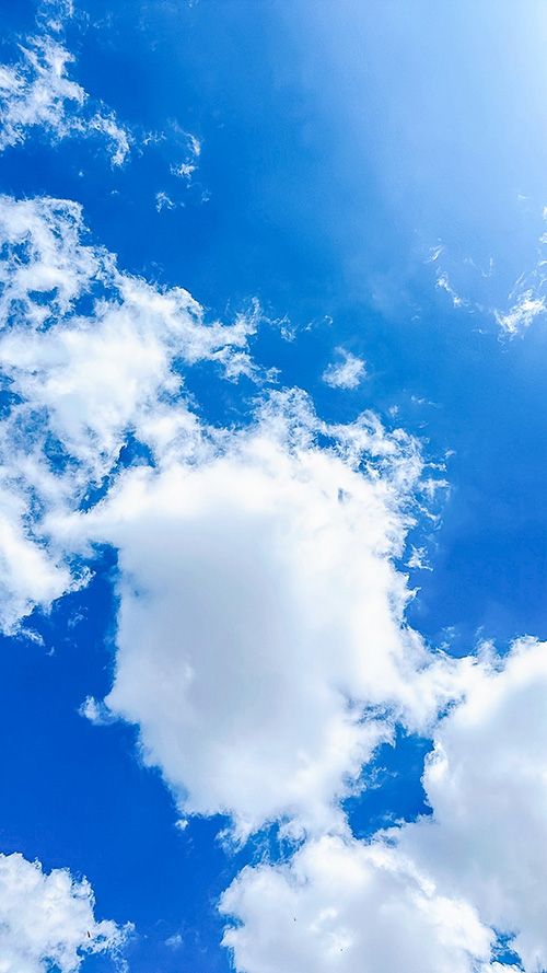 夏の終わりと秋の初めの日の青空