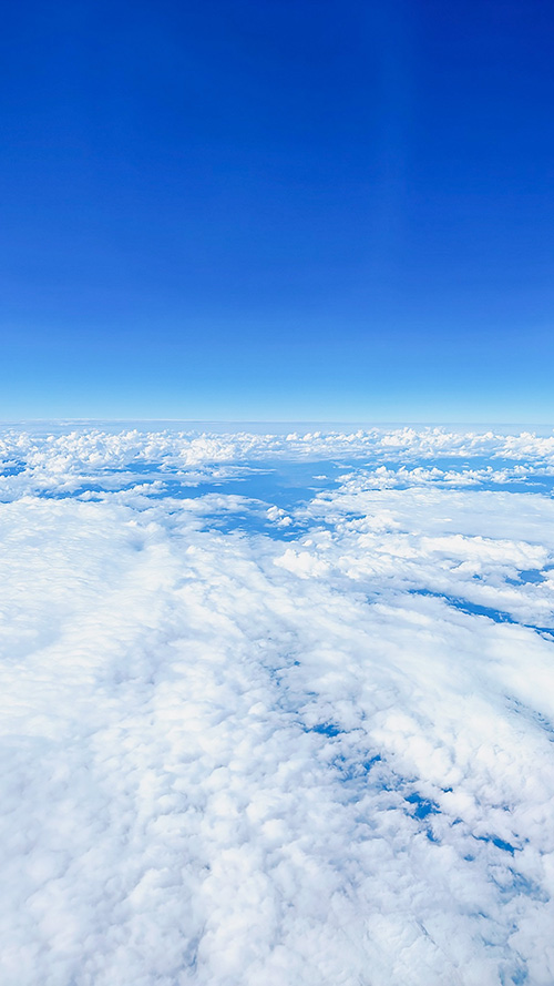 おしゃれなスマホ壁紙：空の高いところから雲を見下ろした景色