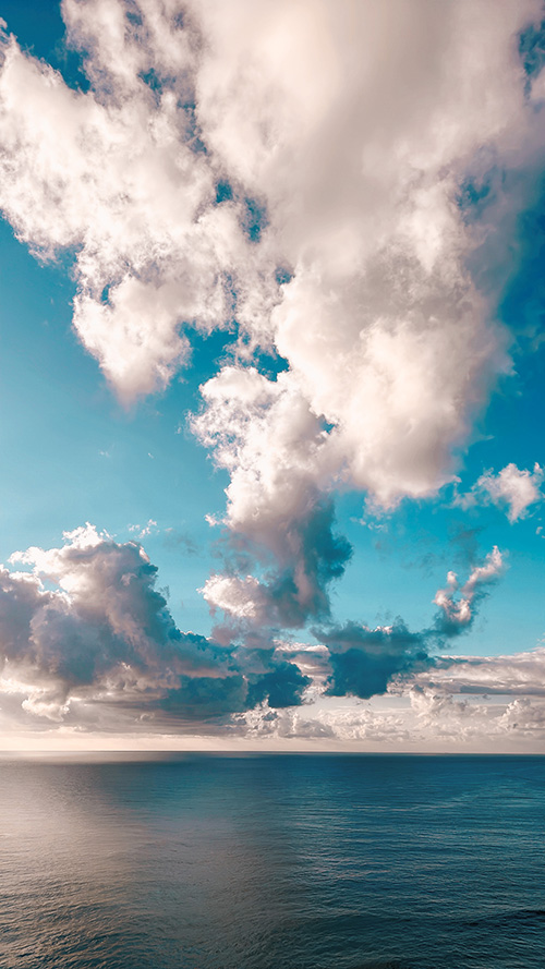 青空に広がる雲と海の風景