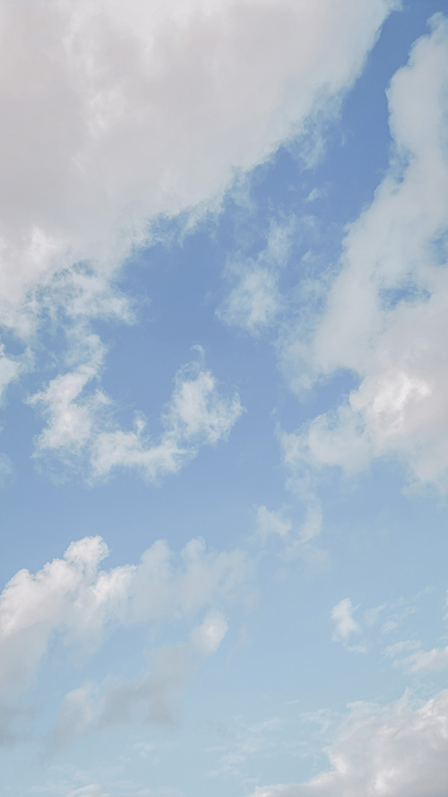 青空と白い雲の爽やかな背景素材