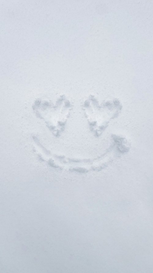 TikTok/YouTubeショートの背景にも使えるおしゃれな画像：雪に描かれたハートスマイルマーク