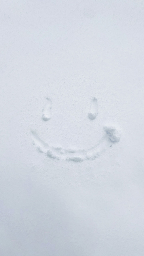 TikTok/YouTubeショートの背景にも使えるおしゃれな画像：雪に描かれたスマイルマーク