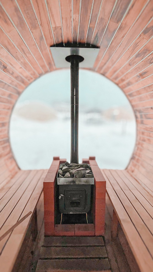 TikTok/YouTubeショートの背景にも使えるおしゃれな画像：雪景色が望めるバレルサウナ