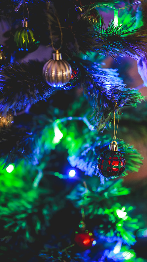 TikTok/YouTubeショートの背景にも使えるおしゃれな画像：イルミネーションに彩られたクリスマスツリーの装飾オーナメント