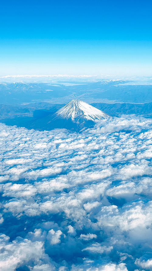TikTok/YouTubeショートの背景にも使えるおしゃれな画像：一面の雲海の上に頭を出す雪化粧した富士山の絶景